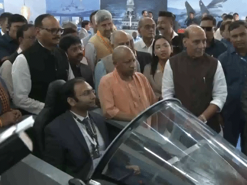 राजनाथ म्हणाले- भारत पाकिस्तानला जन्म देऊ शकतो तर...: मला अधिक बोलण्याची गरज नाही; लखनौहून ब्रह्मोस क्षेपणास्त्रांची पहिली खेप रवाना सुखोई लढाऊ विमानातून (SU-30) झालेला ब्राह्मोस हल्ला राजनाथ सिंह आणि योगी यांनी प्रत्यक्ष पाहिला.