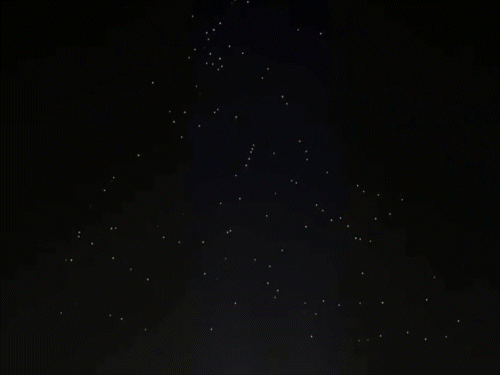 महिला दीप जलाते हुए।