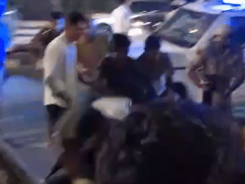 पुलिस ने छात्रों को घसीटकर गाड़ियों में भरा।