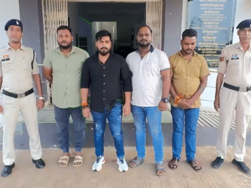 भिलाई में सड़क पर बदमाशों की बर्थडे पार्टी, 4 गिरफ्तार - Dainik Bhaskar