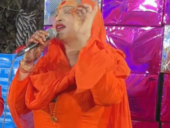 किन्नर अखाड़े के महामंडलेश्वर लक्ष्मीनारायण त्रिपाठी कलेक्टर शिवम वर्मा से मिलने पहुंचे। उन्होंने सपना और उनके वकील सचिन सोनकर पर गंभीर आरोप लगाए।