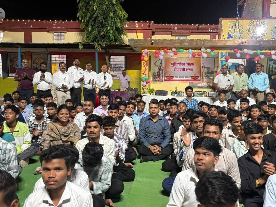कलेक्टर ने छात्रावास में बच्चों संग मनाई दीपावली।