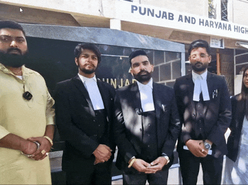 सिंगर नीरज साहनी और उनके वकील मामले की जानकारी देते हुए।
