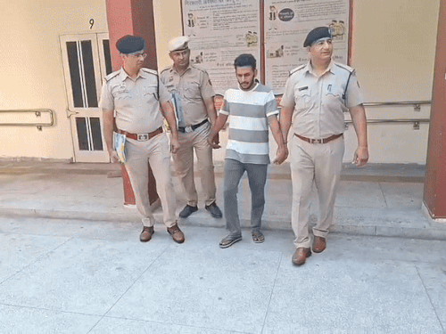 सोनीपत की सदर थाना पुलिस टीम की गिरफ्त में यूट्यूबर का बॉयफ्रेंड।