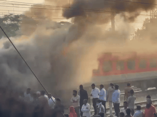 ट्रेन में सवार यात्रियों ने बोगी में धुआं भरा देखा तो उनमें अफरातफरी मच गई। इसी दौरान एक यात्री ने चेन खींचकर ट्रेन रोक दी।