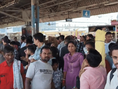 अंबाला कैंट स्टेशन पर यात्रियों की भारी भीड़ है। ट्रेनें लेट होने के कारण इन्हें इंतजार करना पड़ रहा है।