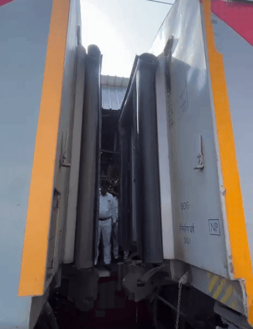 3 कोचों को चंडीगढ़ से लाकर अंबाला कैंट स्टेशन पर अटैच किया गया।