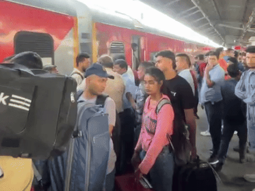 कोच अटैच होने के बाद इनमें यात्रियों को शिफ्ट किया गया।