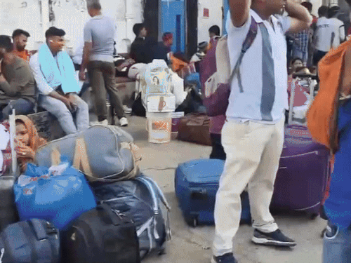 अंबाला सिटी रेलवे स्टेशन पर यात्रियों की भीड़ ट्रेन का इंतजार करते हुए।