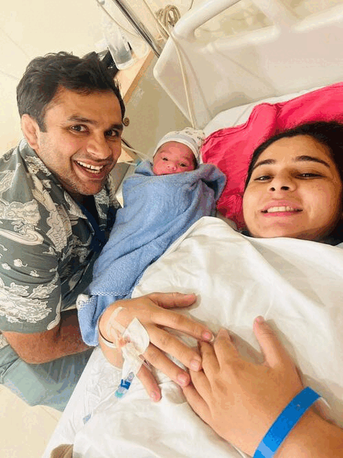 पति राहुल मान और सरिता मोर की बेटे के साथ फोटो।