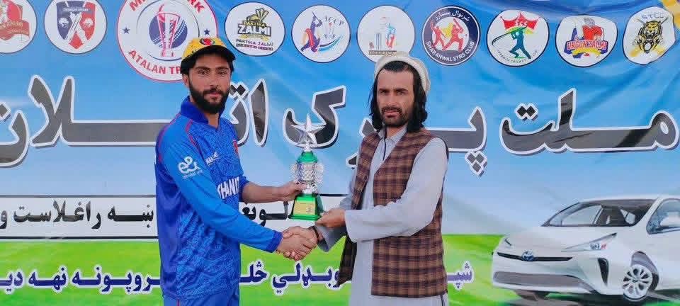 कबीर की मैन ऑफ द मैच ट्रॉफी के साथ तस्वीर। सोर्स- X हैंडल