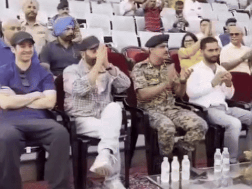 अटारी बॉर्डर पर पहुंचे सनी देओल सभी का अभिवादन करते हुए।