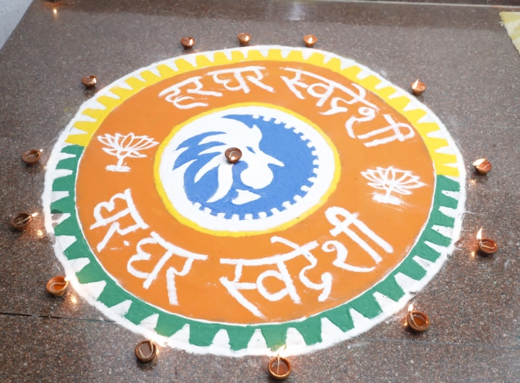 बीजेपी मुख्यालय में इस रंगोली को बनाया गया है।