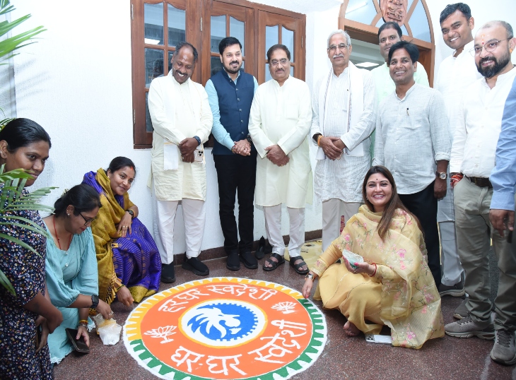 स्वदेशी दीपावली मनाएगी BJP:  ‘हर घर स्वदेशी, घर-घर स्वदेशी’ थीम पर भाजपा मुख्यालय में मंत्री-MLA ने बनाई रंगोली, ‘वोकल फॉर लोकल’ अभियान का लिया संकल्प – Raipur News