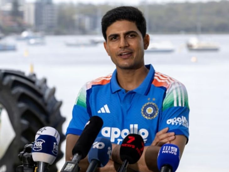 स्वान नदी के किनारे ऑस्ट्रेलियाई कप्तान मिचेल मार्श के साथ फोटो शूट कराते भारतीय कप्तान शुभमन गिल। - Dainik Bhaskar
