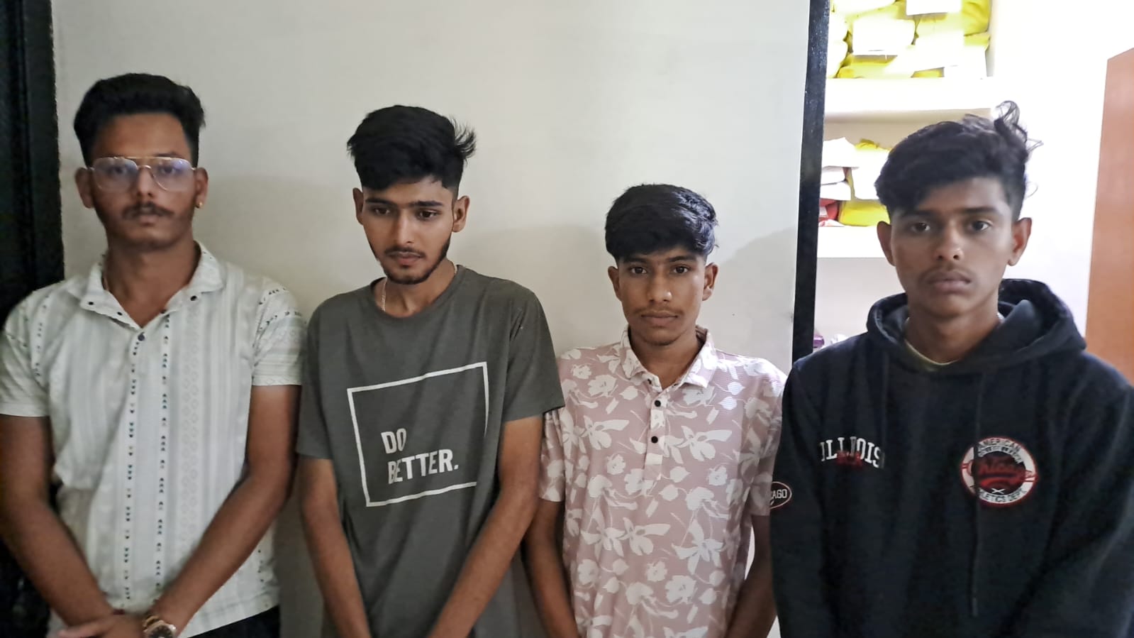 वीडियो वायरल होने के बाद पुलिस ने युवकों को पकड़ लिया है।