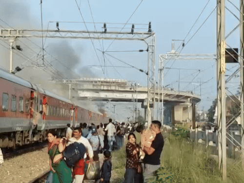 ट्रेन में लगी आग।