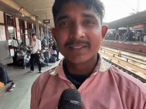 जानकारी देता यात्री