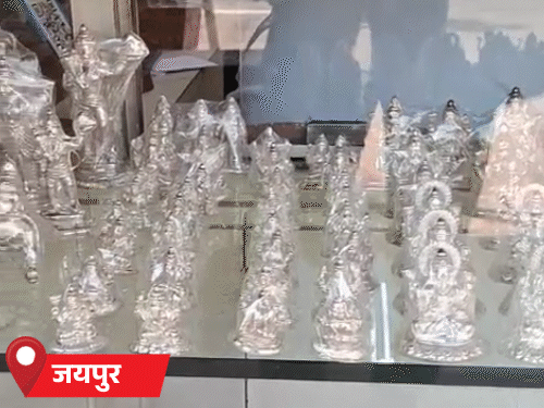 जयपुर में चांदी के सिक्कों के साथ 20 ग्राम के चांदी के लक्ष्मी-गणेश भी डिमांड में हैं।