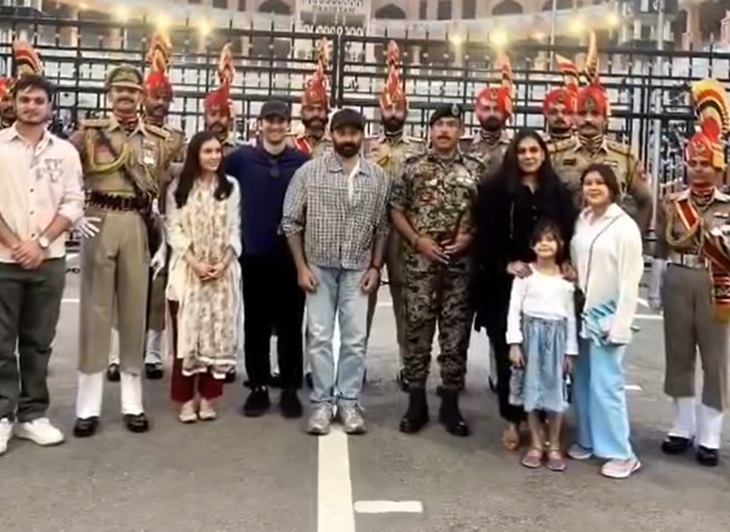 BSF जवानों के साथ फोटो खिंचवाते हुए सनी देओल, उनके बेटे और पुत्रवधू।