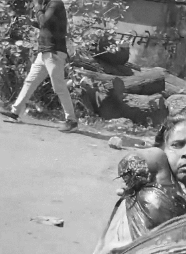 ब्लास्ट के दिन की तस्वीर। जब अमीना का हाथ कटकर सड़क पर गिर गया था। पुलिस वाले ने उसकी जान बचाई।