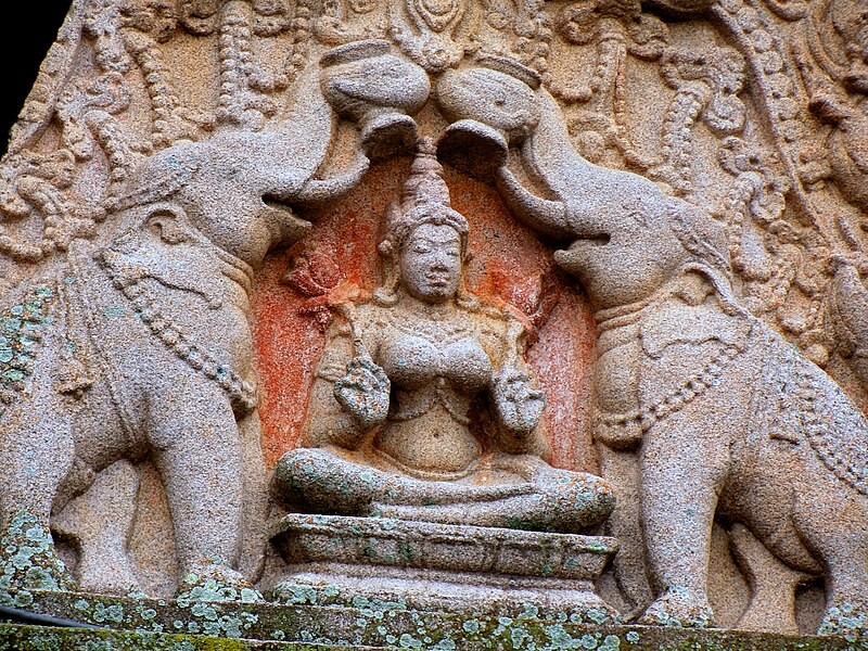 कर्नाटक के श्रवणबेलगोला मंदिर में करीब 500 वर्ष पुरानी गज लक्ष्मी की
प्रतिमा। इसे वैभव और शाही समृद्धि का प्रतीक माना जाता है। - Dainik Bhaskar
