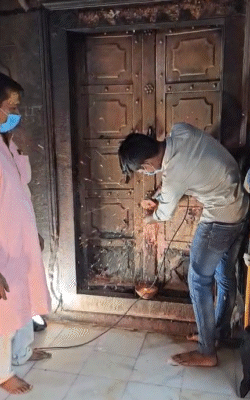बांके बिहारीच्या खजिन्यात एक रहस्यमय तिजोरी सापडली.: खाली जाण्यासाठी पायऱ्या, 10 फूट लांबीचा बॉक्स आणि तिजोरी देखील दिसली ट्रेझर रूमच्या गेटचे कुलूप ग्राइंडर मशीनने कापण्यात आले.