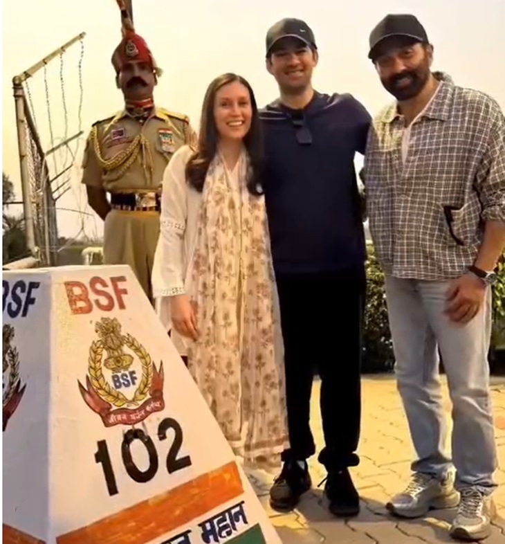अटारी बॉर्डर पर बेटे और पुत्रवधू के साथ फोटो खिंचवाते हुए सनी देओल।