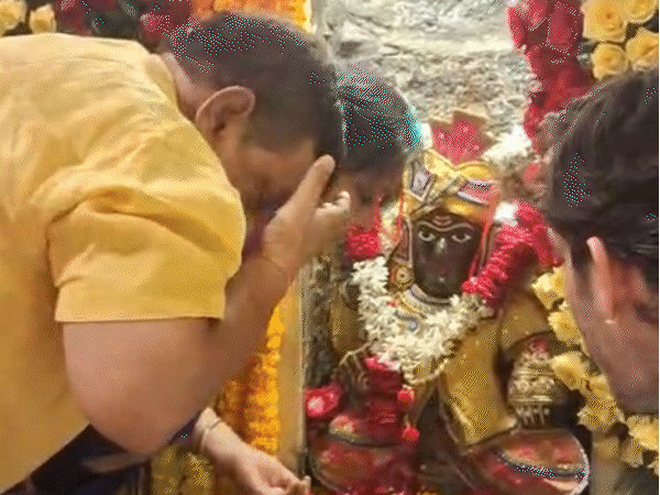 उज्जैन में महाकाल पूजन के बाद कुबेर देव की नाभि में इत्र लगाया गया।