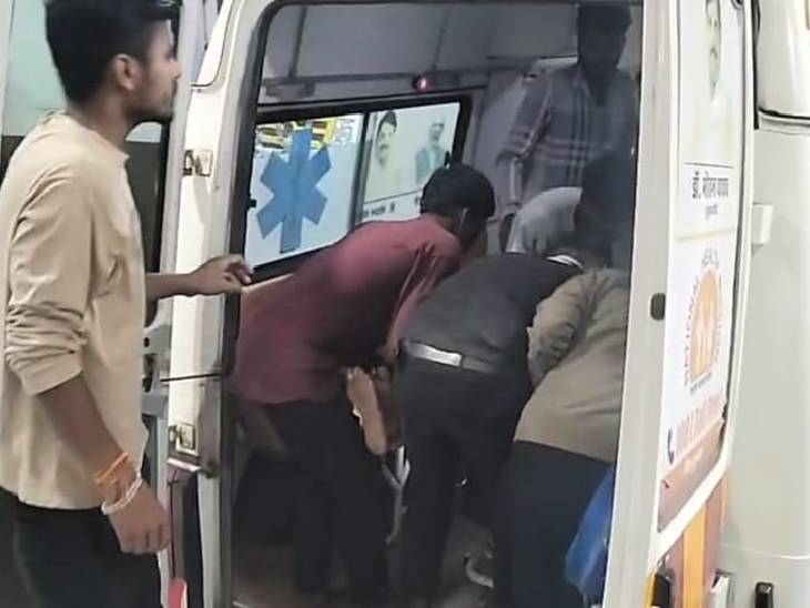 गंभीर रूप से झुलसे दो लोगों को मेडिकल रेफर किया गया।
