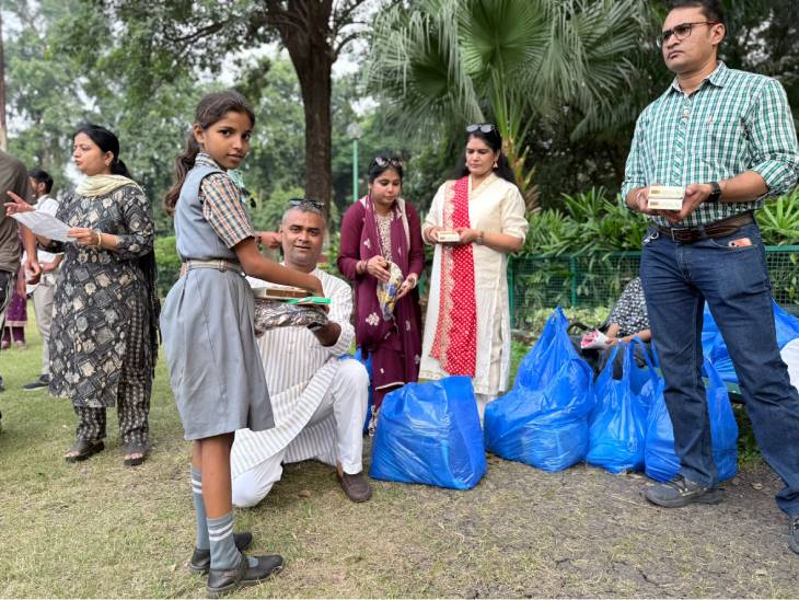 बच्चों को उपहार देते हुए फाउंडेशन के सदस्य।