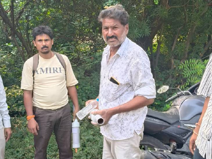 पाइप गन के साथ व्यक्ति।