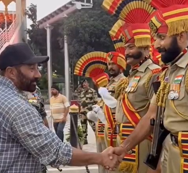 BSF जवानों के साथ हाथ मिलाते हुए सनी देओल।