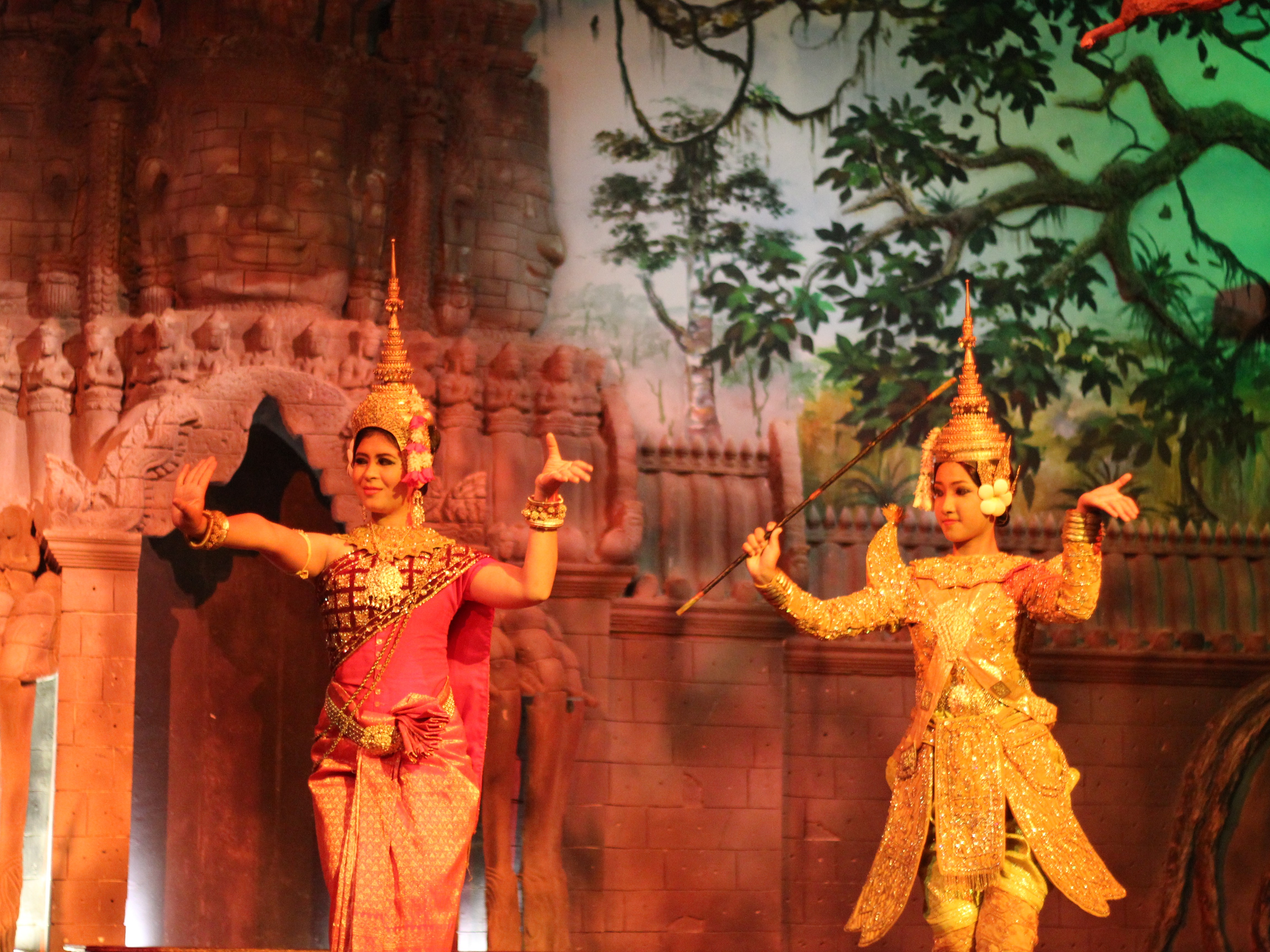 कंबोडिया में रामायण पर आधारित महाकाव्य ‘रीमकर’ को नृत्य-
नाटिका के रूप में पेश करते कलाकार। - Dainik Bhaskar