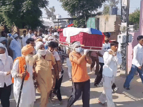 कर्मचंद के शव को अंतिम संस्कार के लिए लेकर जाते परिवार और रिश्तेदार।