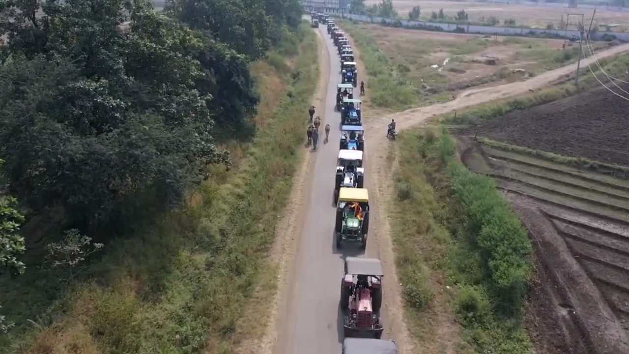 गांव दंतोडिया के किसानों ने निकाली ट्रैक्टर रैली।