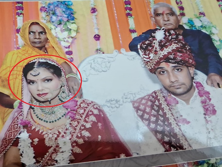 मृतिका तनु शादी के समय पति अरूण के साथ ( लाल रंग के गोले में)