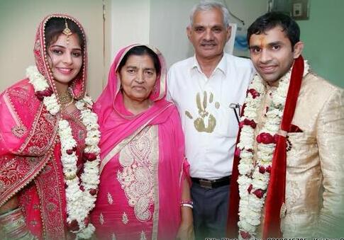 सरिता ने मार्च 2017 में कोच राहुल मान के साथ शादी की थी। (इस तस्वीर में सरिता के साथ उनकी सास किताब कौर और ससुर प्रेम सिंह मान भी है)