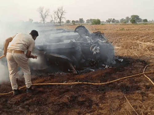 मौके पर पहुंची दमकल से गाड़ी में लगी आग पर काबू पाया गया।