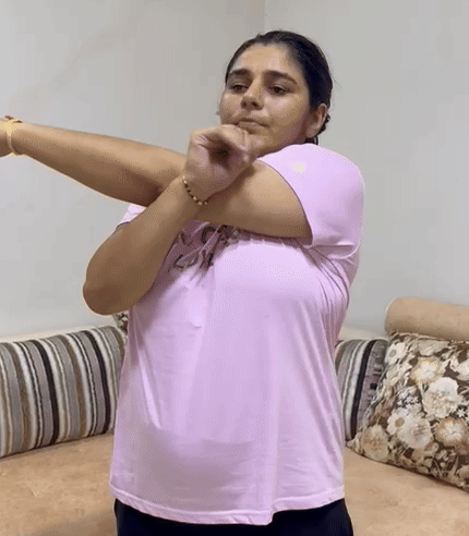 सरिता बेटे के जन्म के बाद फिटनेस पर ध्यान दे रही हैं, इसके लिए वार्मअप एक्सरसाइज कर रही हैं।