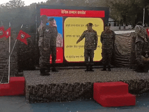 कार्यक्रम के दौरान जवानों को सम्मानित करते आर्मी चीफ।