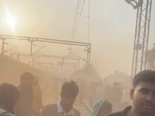बोगी में आग लगने की सूचना ट्रेन के लोको पायलट और टीटीई को हुई, तो उन्होंने रेलवे कंट्रोल सेंटर को इसके बारे में बताया। ट्रेन रुकते ही यात्री ट्रेन से बाहर निकल आए।