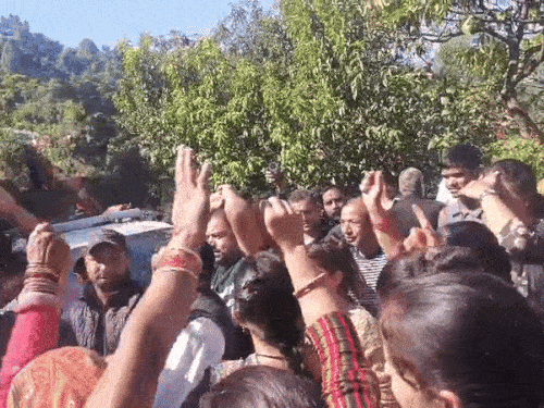 मौके पर नारेबाजी करते ग्रामीण।