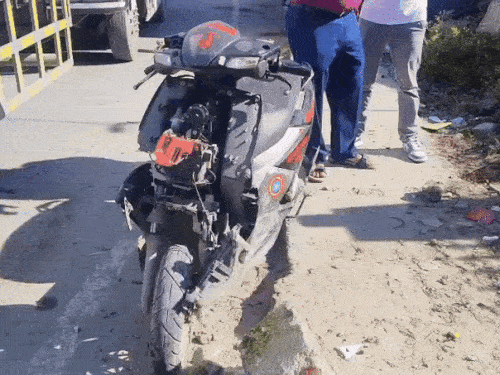 पास में ही खड़ी दूसरी स्कूटी जो आगे से क्षतिग्रस्त हुई है।