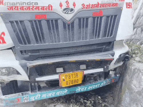 पंजाब नंबर के इसी ट्राला ने वाहनों को टक्कर मारी।