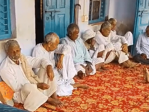 बेटे-बहू और पोते-पोती की मौत के बाद घर में मातम पसरा हुआ है। ग्रामीणों की आंखें भी नम है।