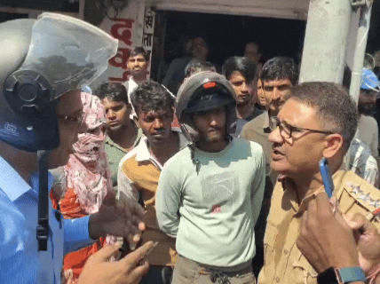 मौके पर मौजूद भीड़ को हटाते हुए पुलिस।