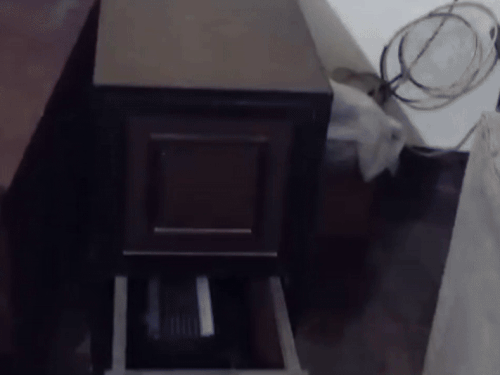 चोरी के बाद घर में बिखरा हुआ सामान।