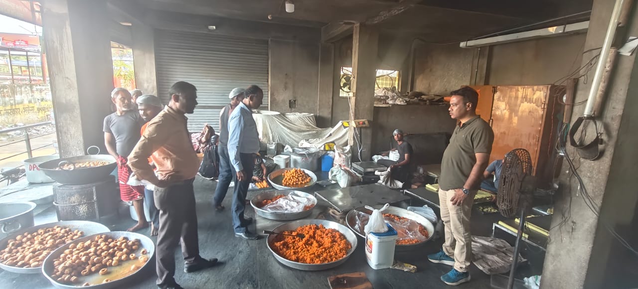 मिठाई दुकानों से सैंपल लेती खाद्य विभाग की टीम।