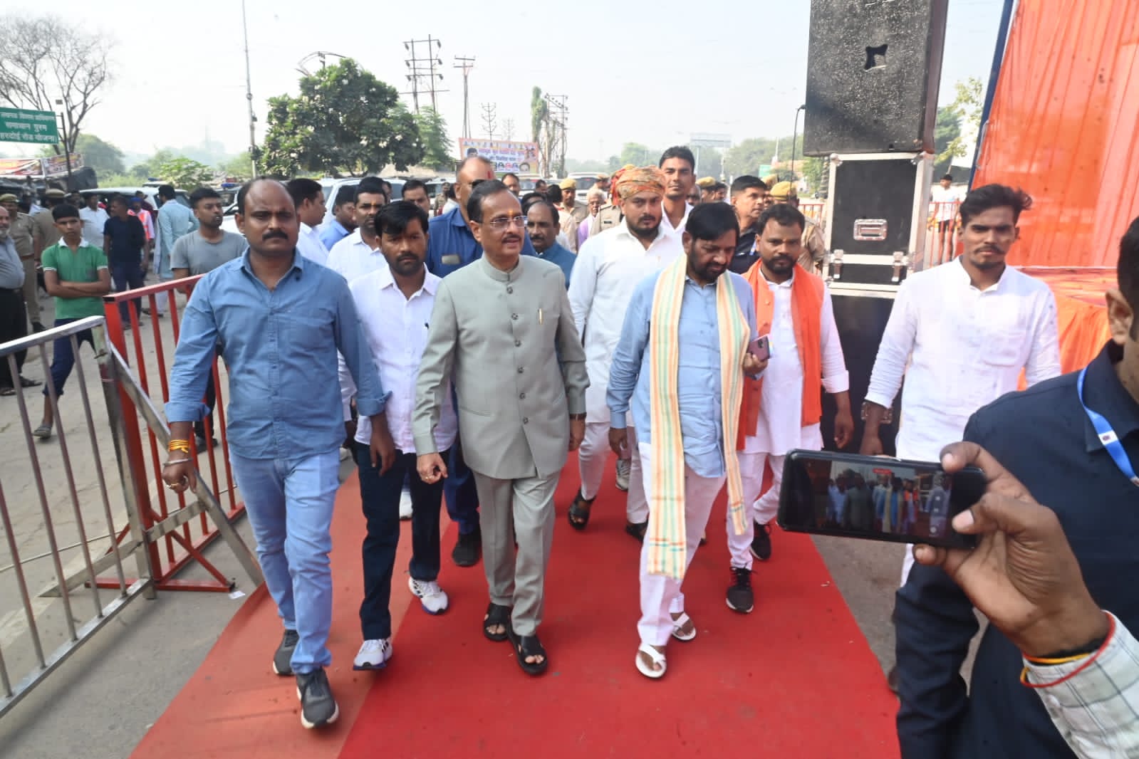 पूर्व केंद्रीय मंत्री कौशल किशोर के आह्वान पर मैराथन का आयोजन किया गया।